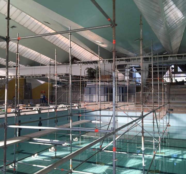 Installation d’une plateforme d’accès en hauteur pour une piscine olympique