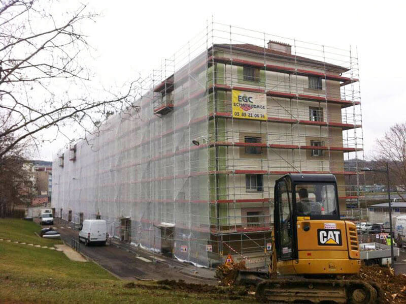 Installation d’un échafaudage fixe avec de filets de protection